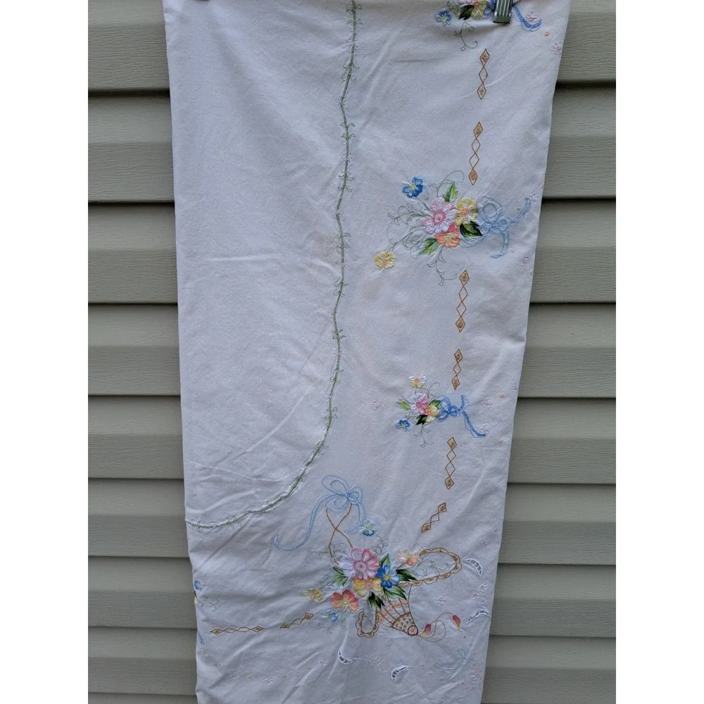 VTG Cotton Ivory Embroidered Oval Tablecloth 92 X 61 Inches